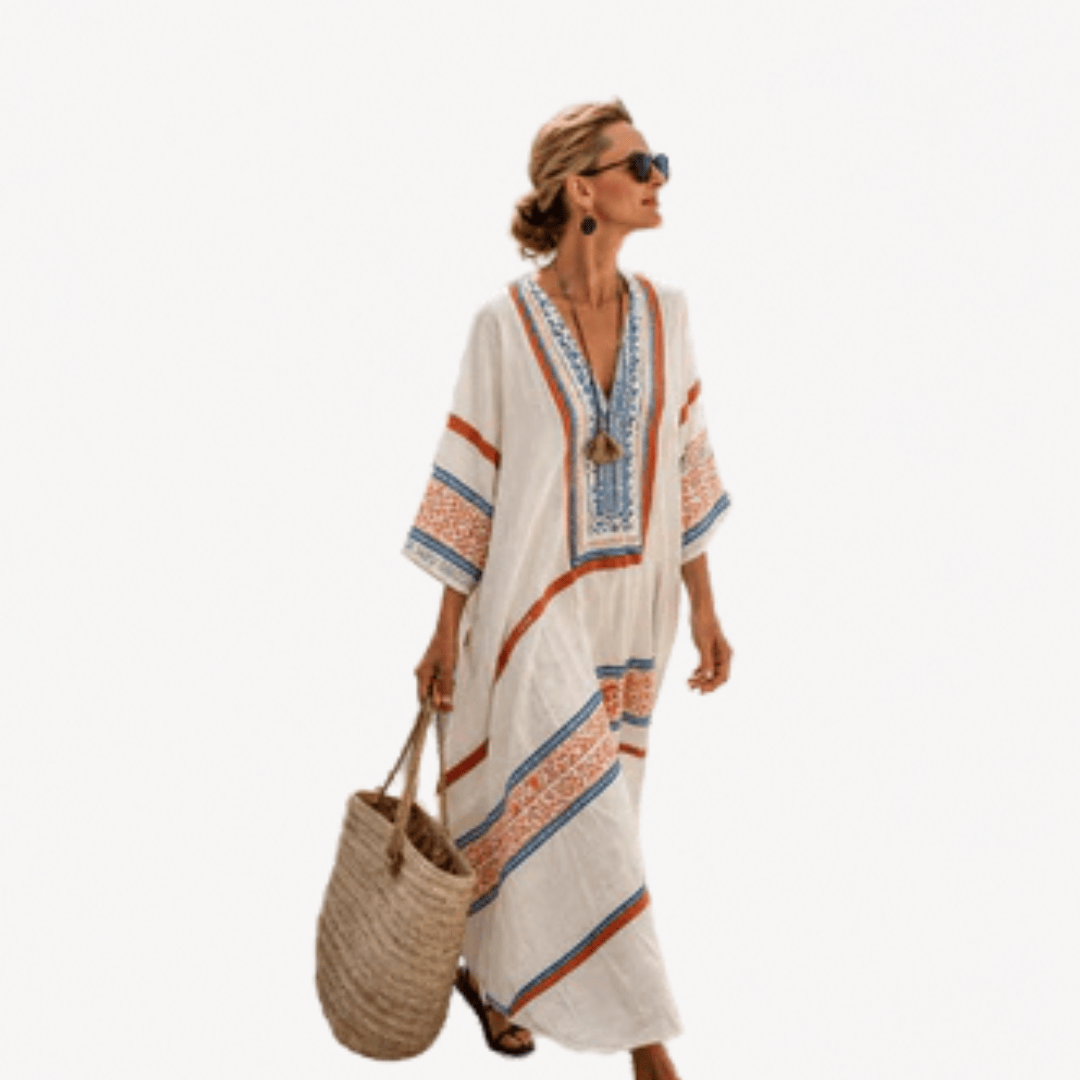 Caftán long Danoir Paris en tissu léger avec motifs élégants, porté sur un mannequin dans une ambiance sophistiquée.