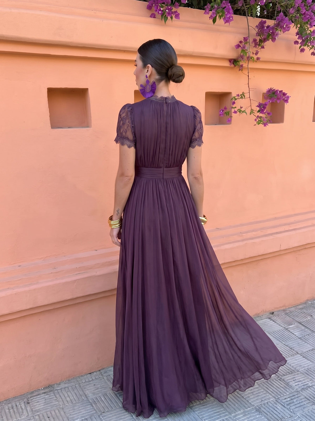 Robe longue femme Cayetana en chiffon vert avec col haut, élégante création de Danoir Paris, portée fluide et sophistiquée.