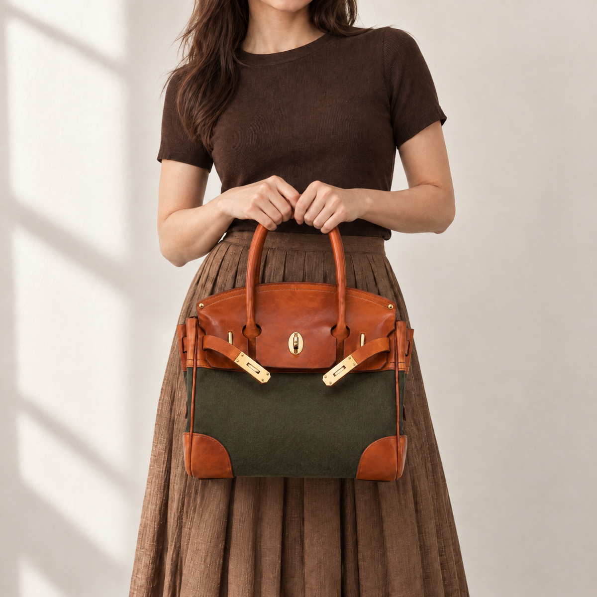 Sac à main Vivienne de Danoir Paris, fait main, avec pochettes en cuir beige et détails élégants, vue de face.