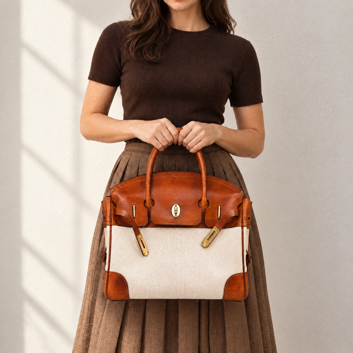 Sac à main Danoir Paris Vivienne, fait main, en cuir, avec poignée élégante et détails artisanaux, en stock.