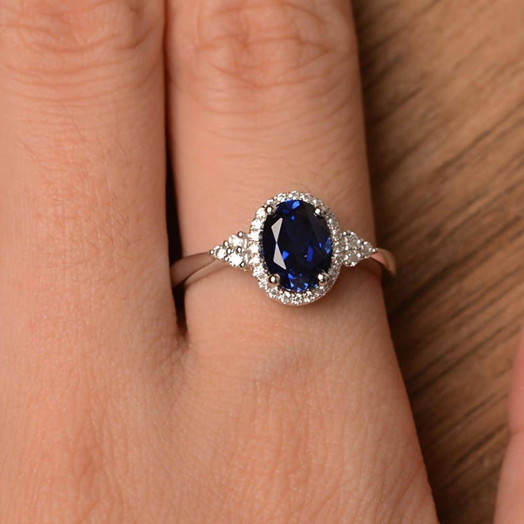 Bague Danoir Paris Midnight Majesty en saphir ovalé avec ornementation élégante, vue rapprochée du bijou.