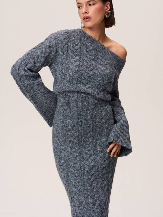 Robe midi grise en tricot élégant de la marque Luna, élégante et confortable, portée avec col rond et manches longues.