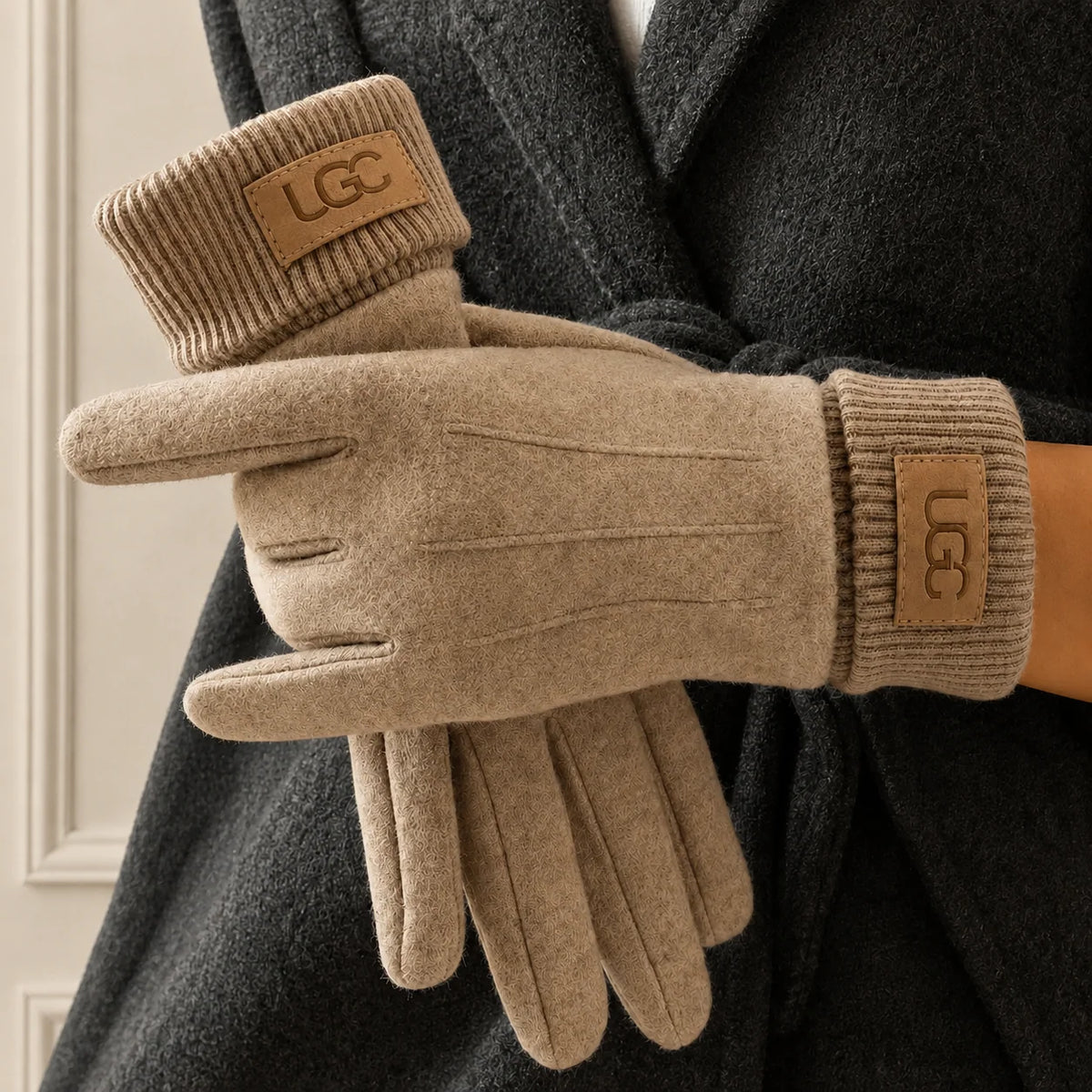 Gants en cachemire Avery Danoir Paris, modèle élégant en maille douce, vue rapprochée