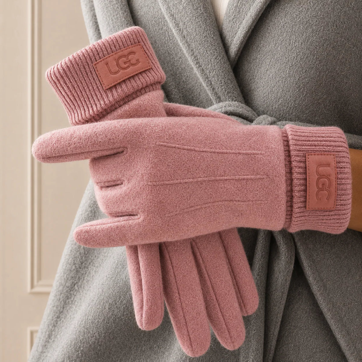 Gants en cachemire Avery Danoir Paris, en maille douce et élégante, présentés à plat