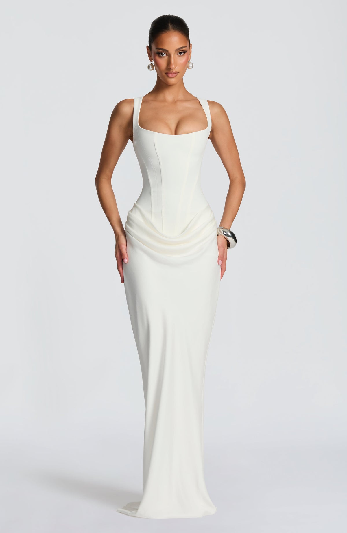 Robe maxi Éléonore Danoir Paris en ivoire avec col carré, longueur longue et style élégant, portée par un mannequin.