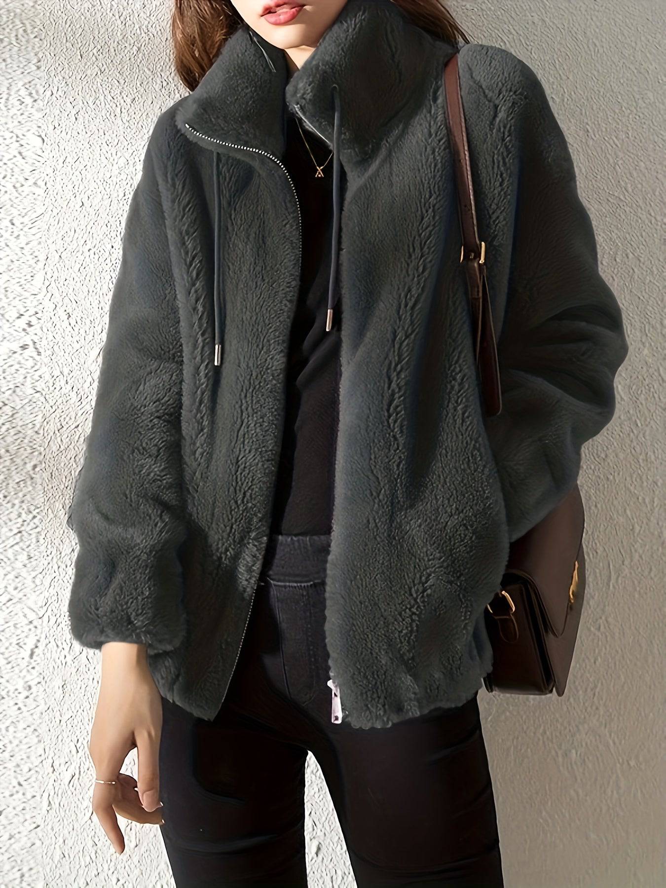 Veste zippée Danoir Paris Avelora, veste confortable en tissu doux, portée décontractée, coloris neutre, vue de face.