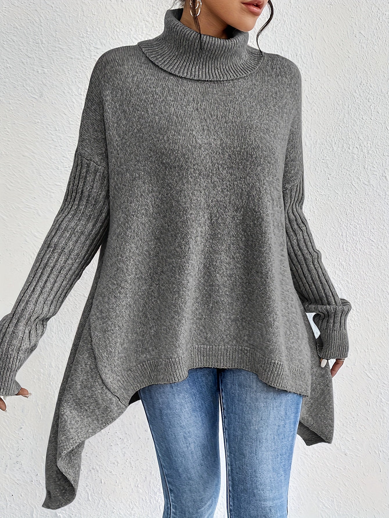 Pull confortable Audrey de Danoir Paris en maille douce, porté par une femme dans un intérieur lumineux.