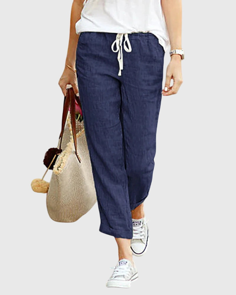 Pantalons d'été élégants Zanra™ par Danoir Paris, tissu léger et ajusté, porté avec un haut blanc dans une tenue chic.