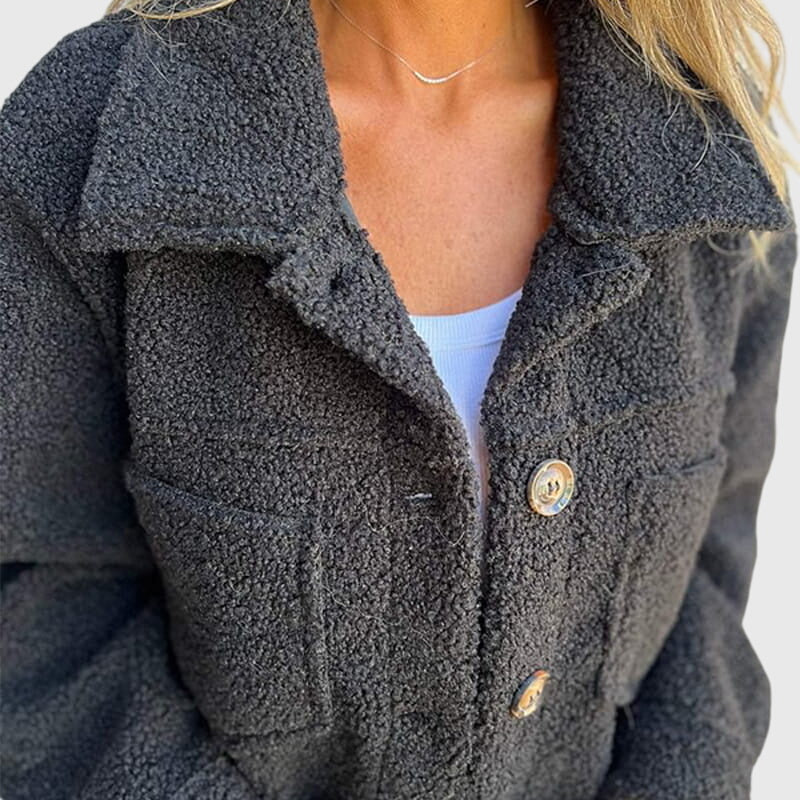 Veste élégante Mila de Danoir Paris, veste chic en tissu sophistiqué, portée sur mannequin, détail élégant et coupe moderne.