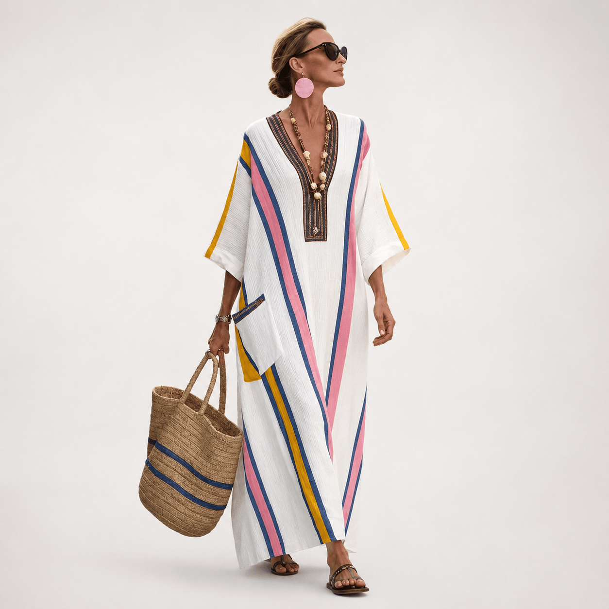 Caftán long Danoir Paris en tissu léger avec motifs floraux, porté par une mannequin dans un intérieur élégant.