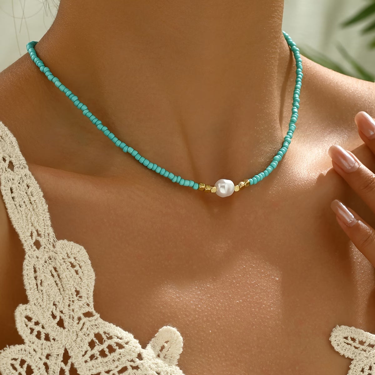 Collier minimaliste turquoise et perles de Danoir Paris, bijou élégant avec pendentifs en turquoise et perles blanches.