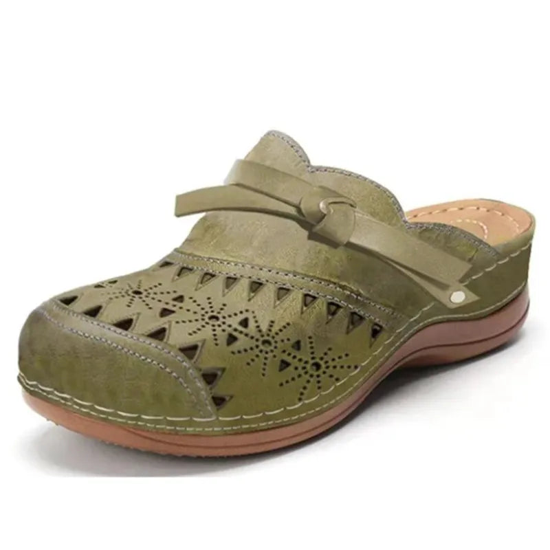 Sabots confortables Danoir Paris Lya #1575 en cuir beige, avec semelle antidérapante et design élégant pour un usage quotidien.