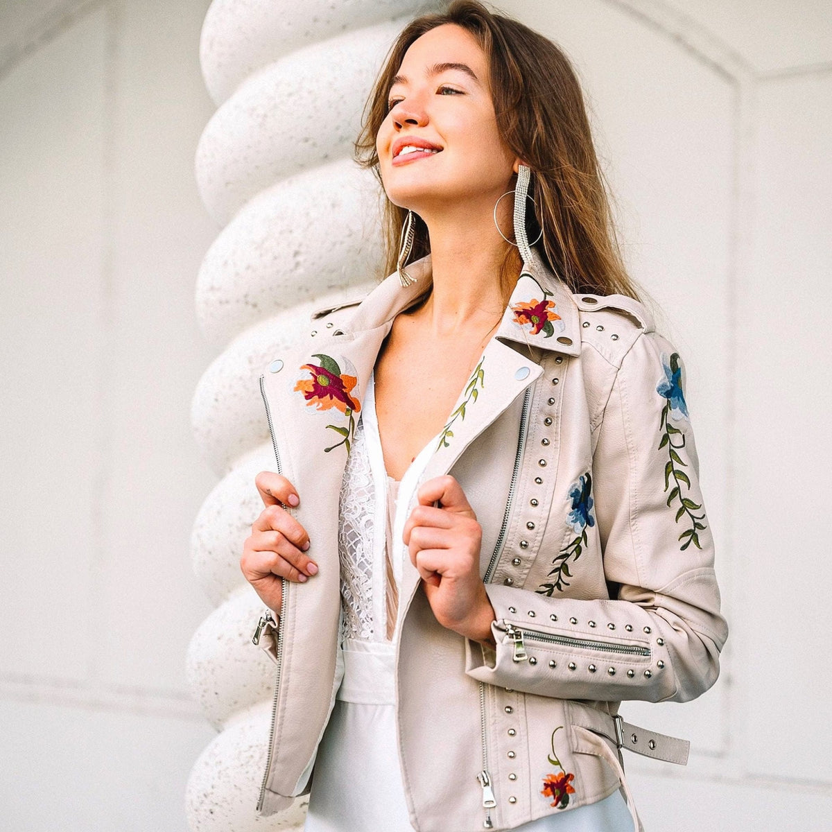 Veste fleurie rétro chic Danoir Paris Livia, coupe élégante, tissu léger blanc avec motifs floraux, portée décontractée.