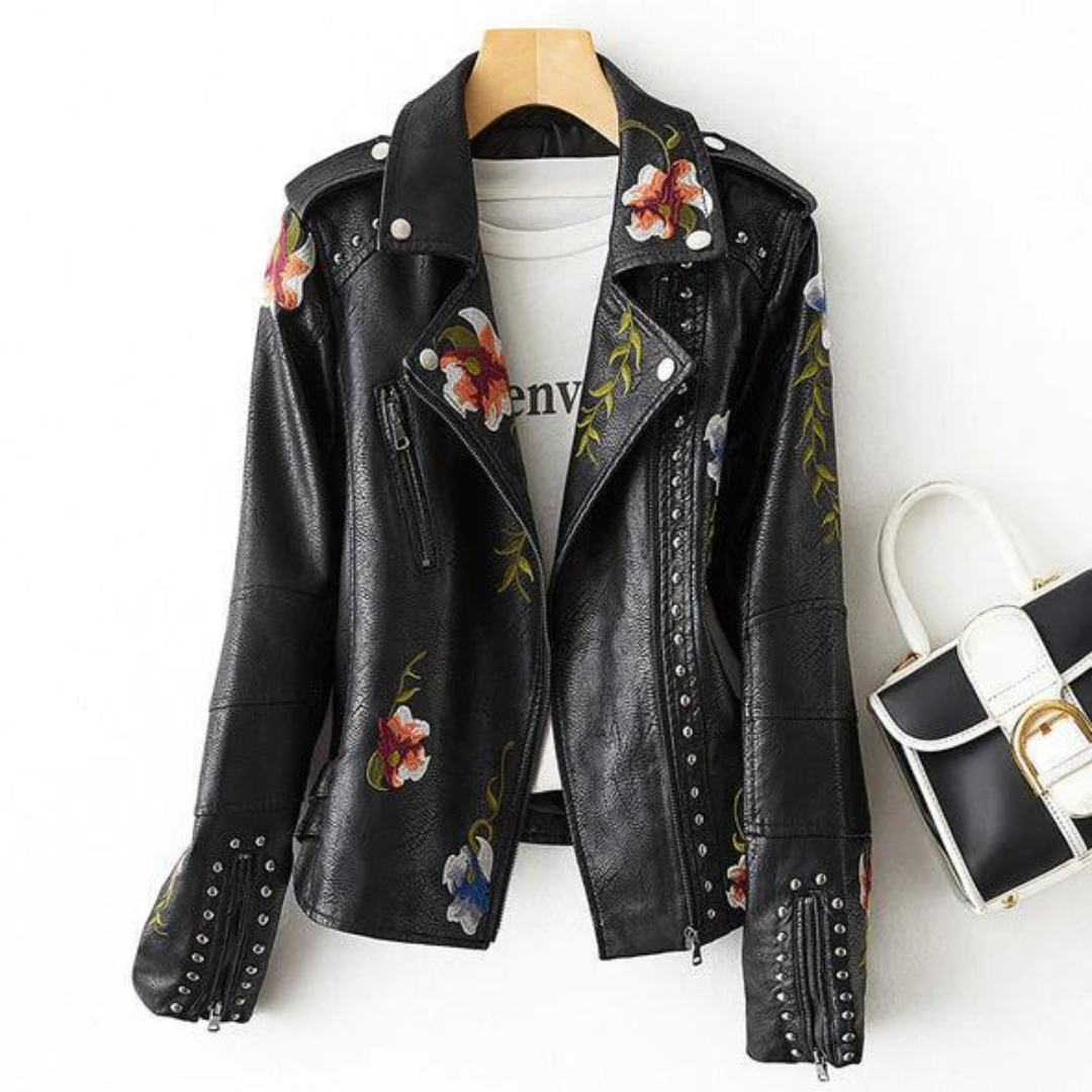Veste fleurie rétro chic Livia de Danoir Paris, blanc avec motifs floraux, portée sur un fond neutre.