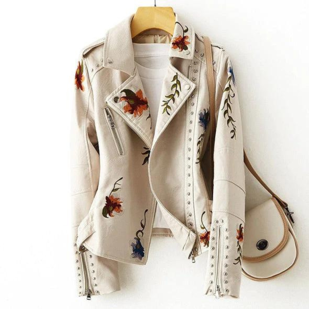 Veste fleurie rétro chic Livia de Danoir Paris, en blanc, avec motif floral élégant, portée par un mannequin.