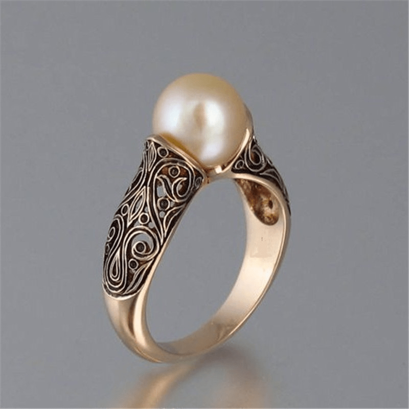 Bague en or vintage intemporel avec perle, bijou élégant de Danoir Paris, visible avec détails ornementaux dans l'image.