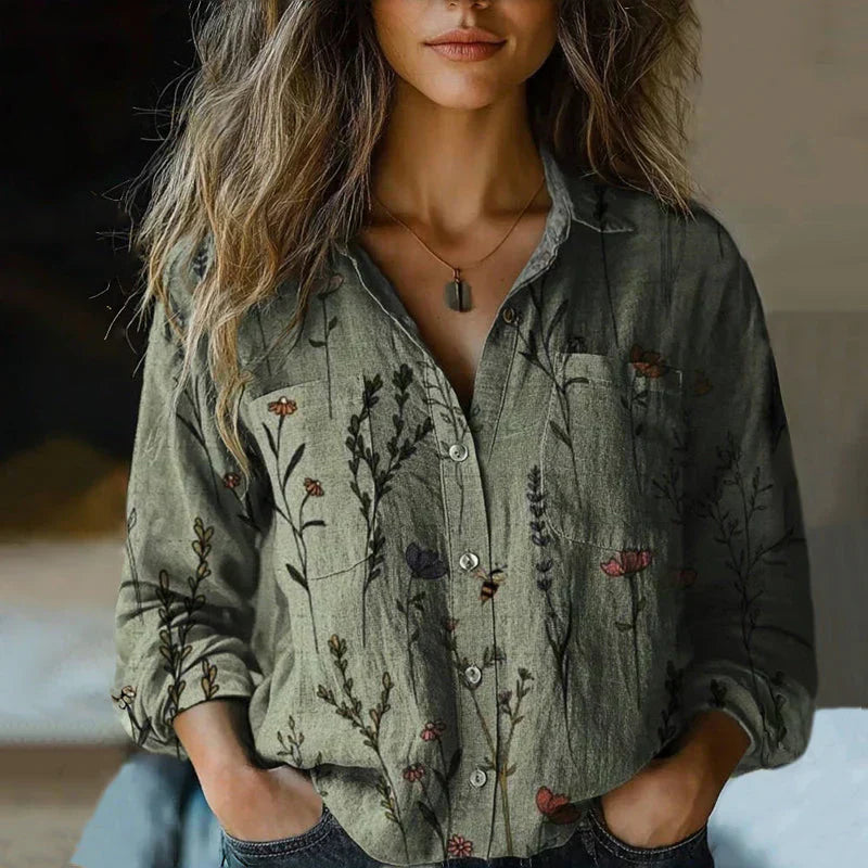 Blouse vintage élégante Valentina de Danoir Paris, tissu fluide avec détails sophistiqués, portée en look chic et féminin.