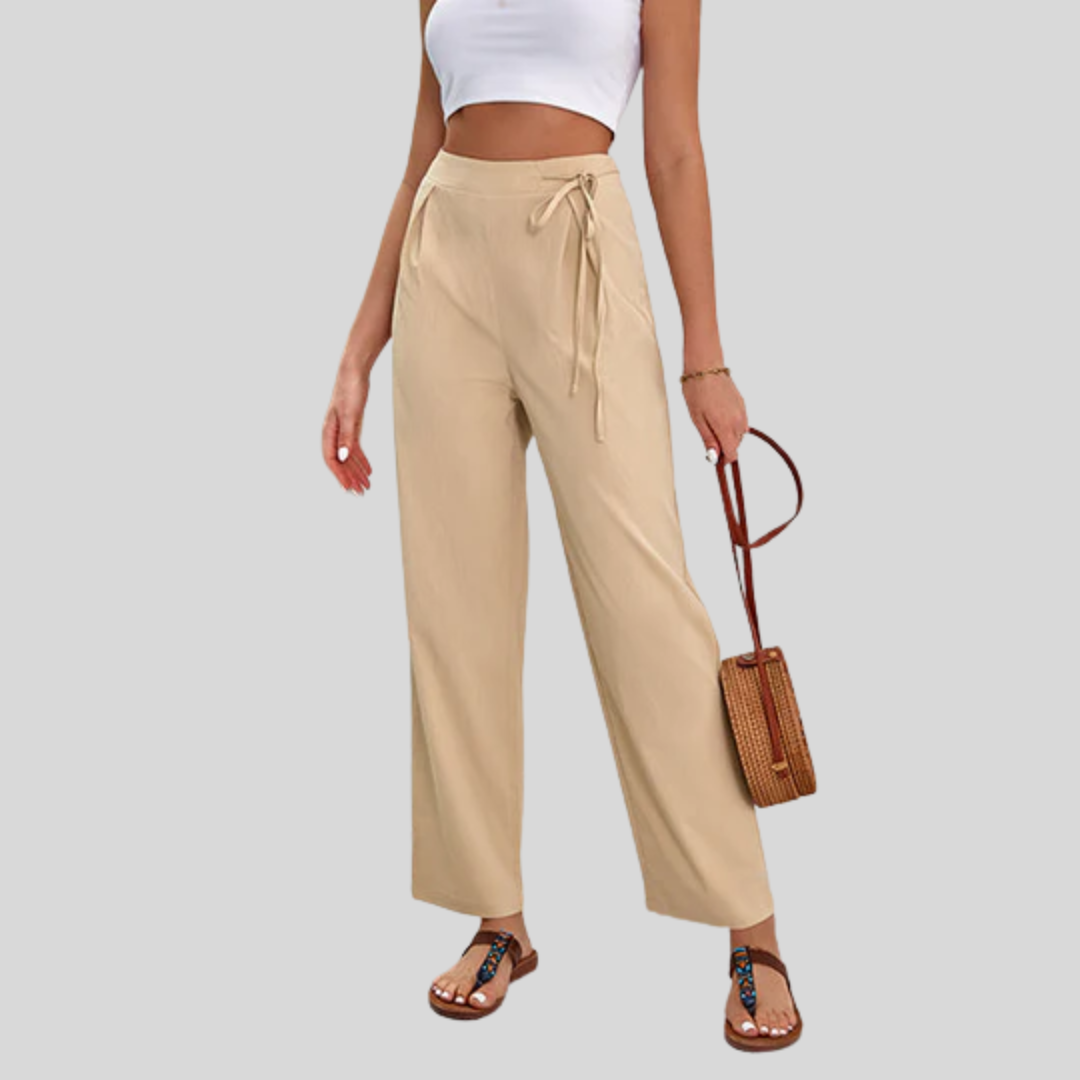 Pantalon élégance audacieuse Sabby de Danoir Paris, coupe ajustée en tissu noir avec détails sophistiqués, vue de face.