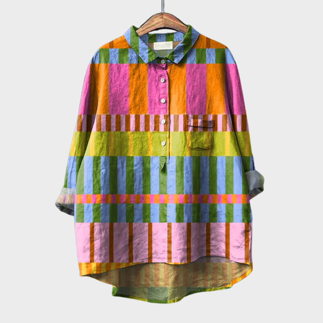 Blouse d'été en lin orange Amber de Danoir Paris, élégante et légère, portée avec manches courtes et col en V.