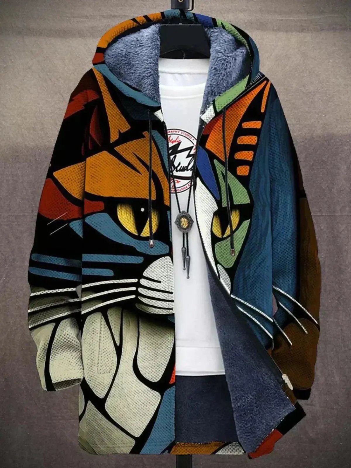 Veste de luxe Elouera de Danoir Paris avec motif arc-en-ciel inspiré par l'art, détails colorés et design élégant visible.