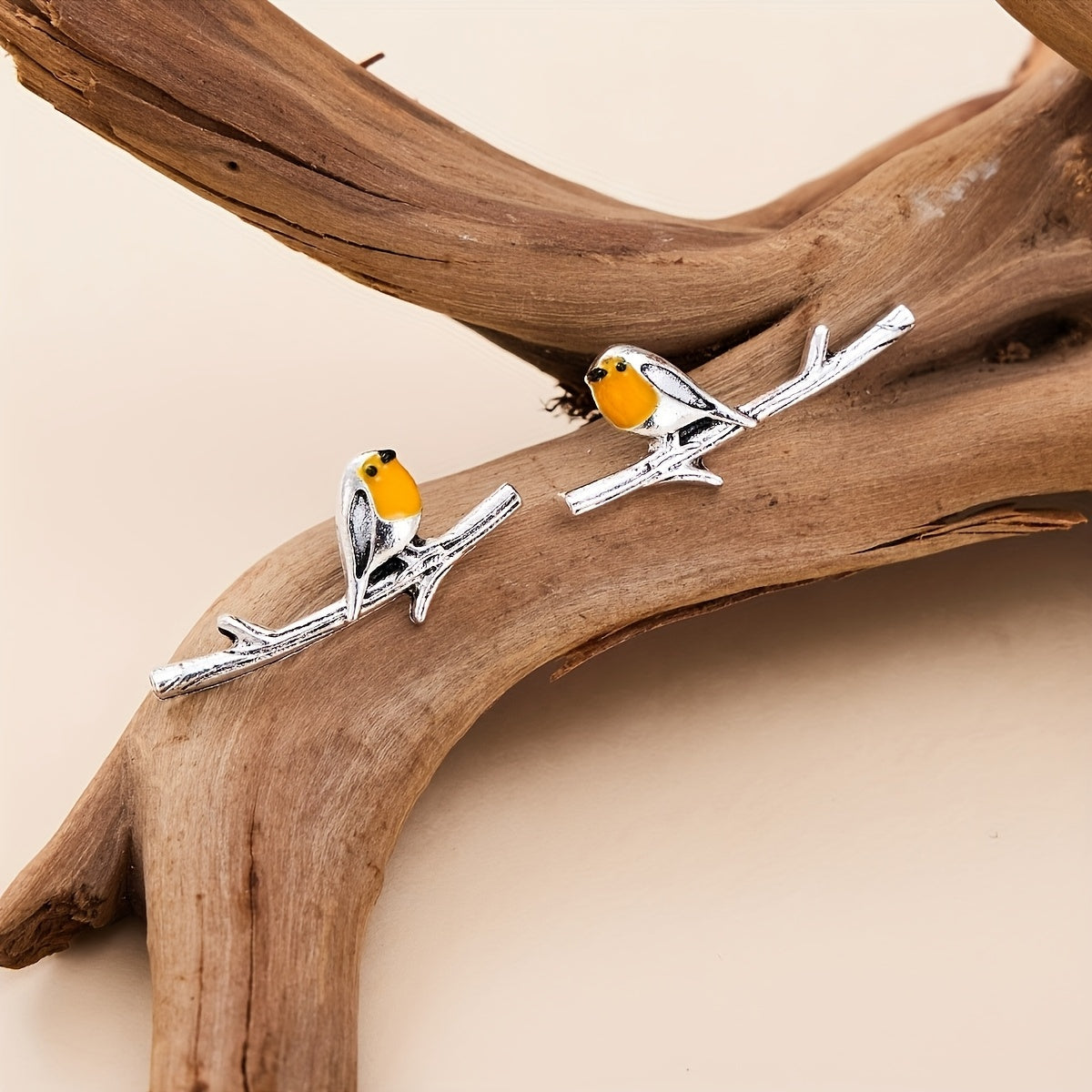 Boucles d'oreilles Danoir Paris en forme d'oiseau cartoon, ornement coloré et original pour oreilles.