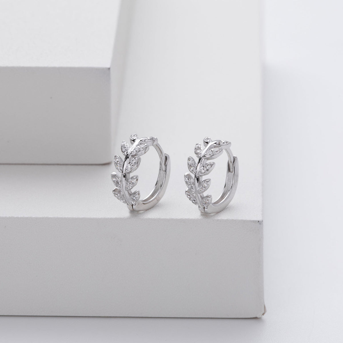 Boucles d'oreilles en argent Danoir Paris en forme de feuille avec détails élégants, pour un style sophistiqué et naturel.