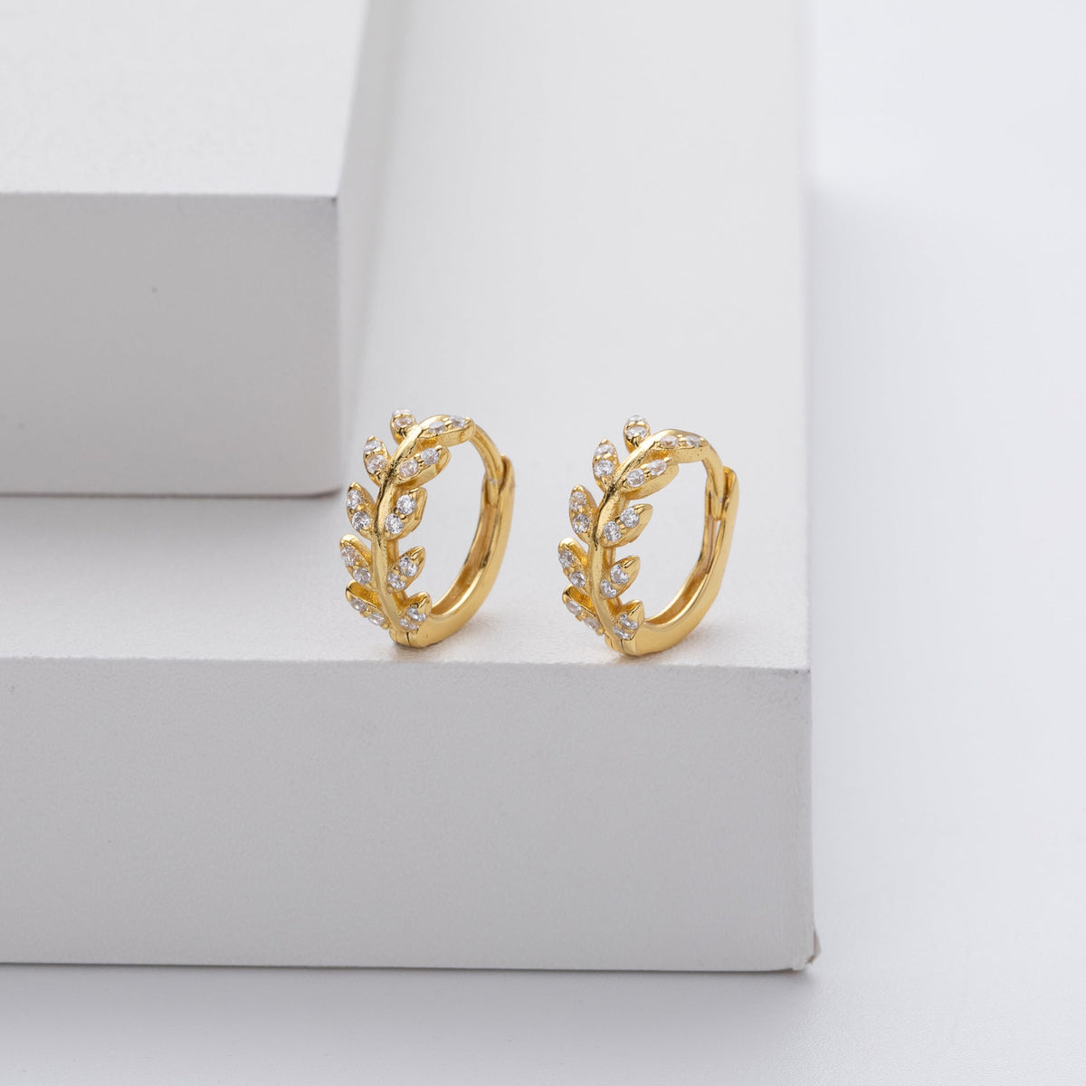 Boucles d'oreilles en argent en forme de feuille de la marque Danoir Paris, avec détails délicats et finition brillante.