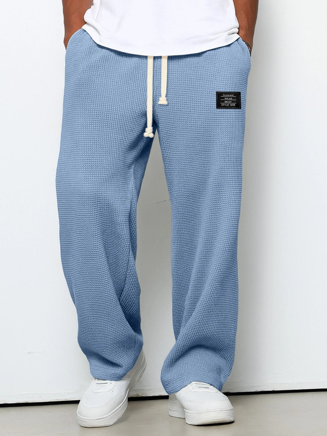 Pyjama Sam Máximo Relax de Danoir Paris, haut en coton doux avec rayures bleues et blanches, porté sur mannequin.