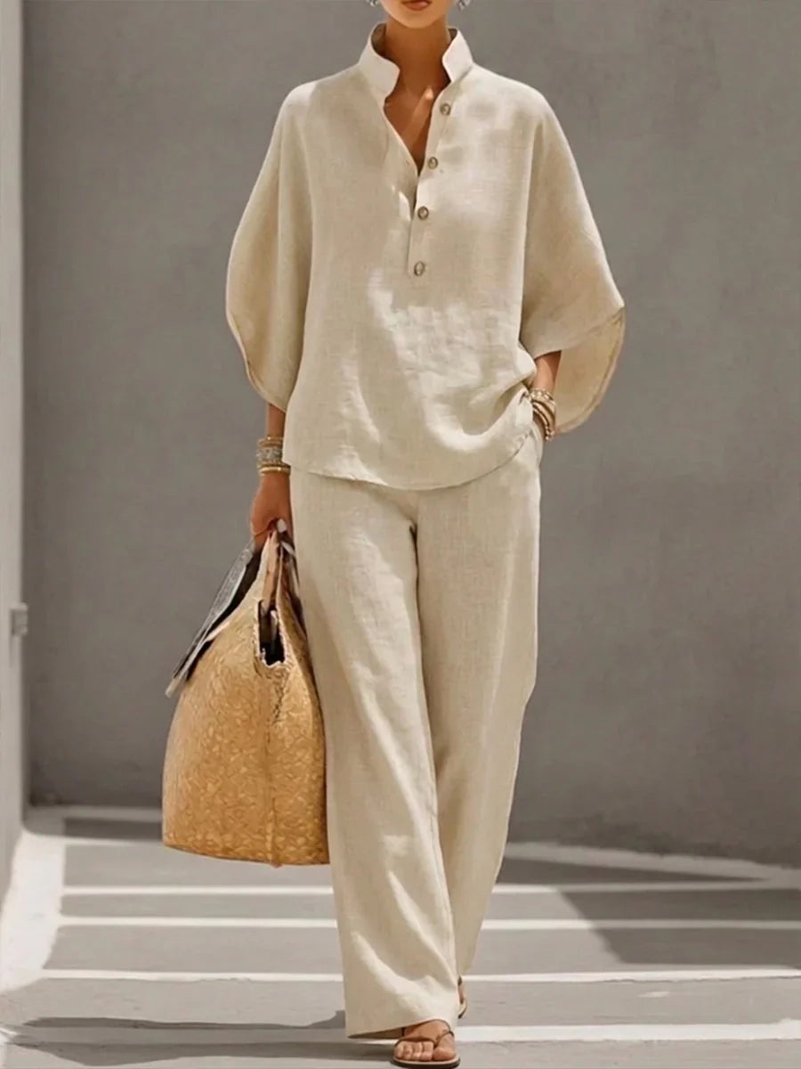 Ensemble en lin Danoir Paris, avec manches murciélago et pantalon large, en tissu bleu marine, porté par un mannequin.
