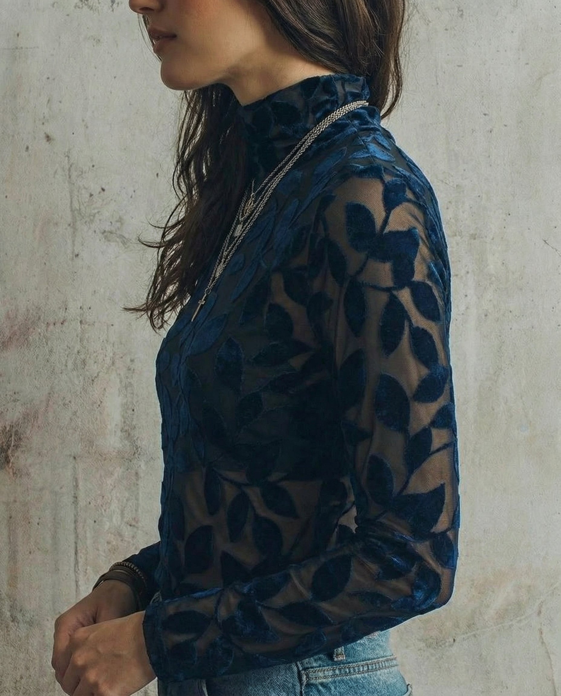 Pull en jersey Danoir Paris Adriana, à col haut avec un élégant motif floral, porté sur un fond clair.