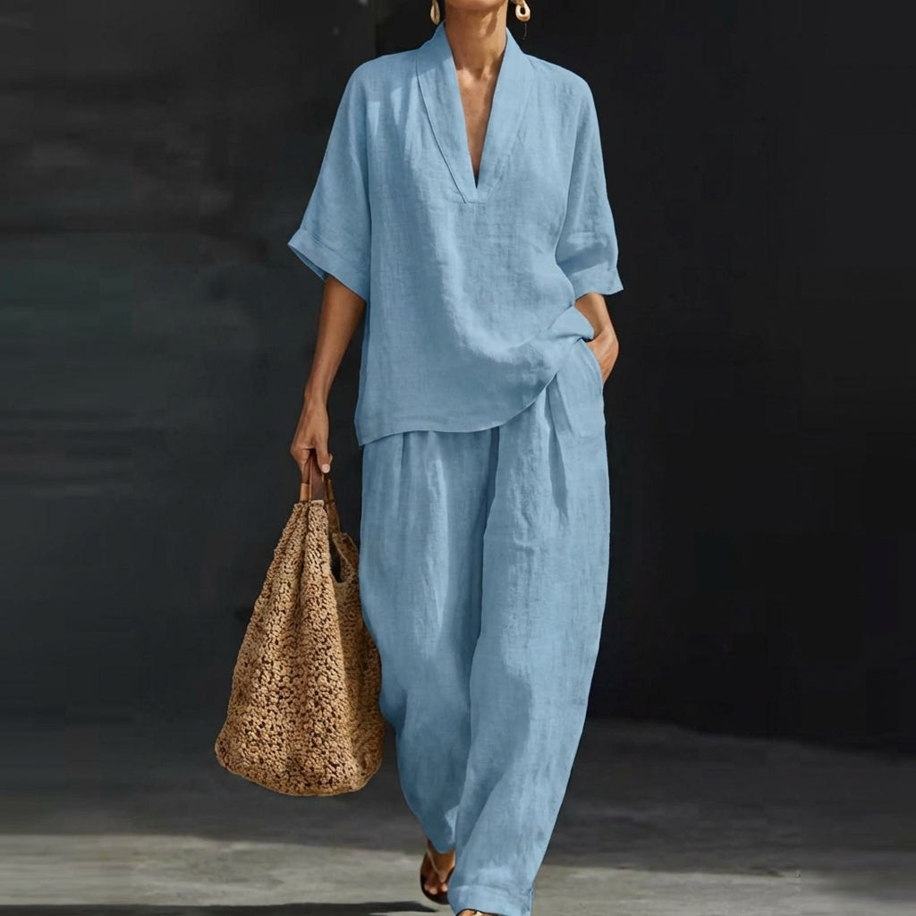 Ensemble deux pièces pour femmes Dolores de Danoir Paris, pantalon et top en tissu bleu clair, porté sur mannequin.