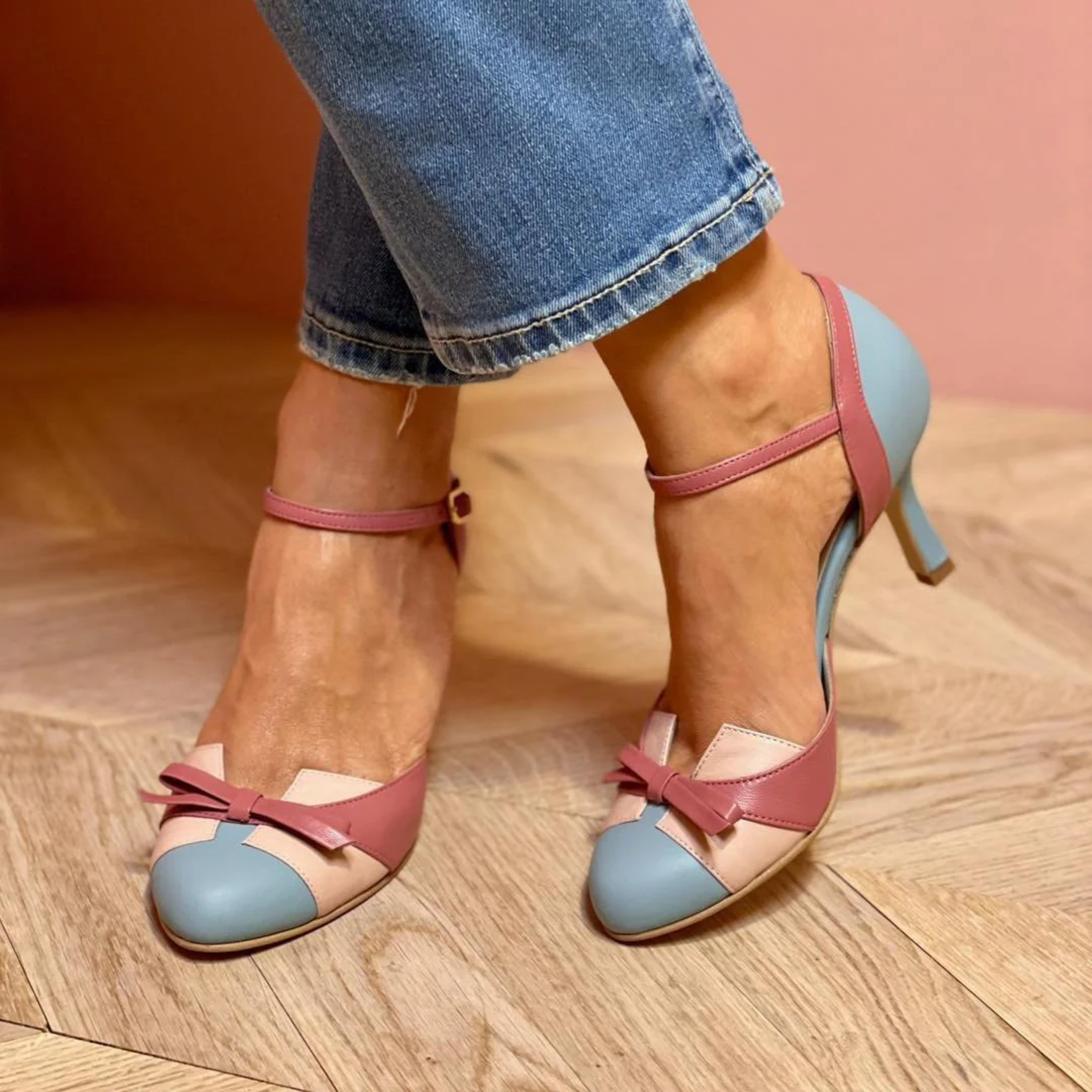 Sandales vintage Vessa de Danoir Paris, en cuir beige avec talons, ouvertes à l'avant, style élégant et rétro.