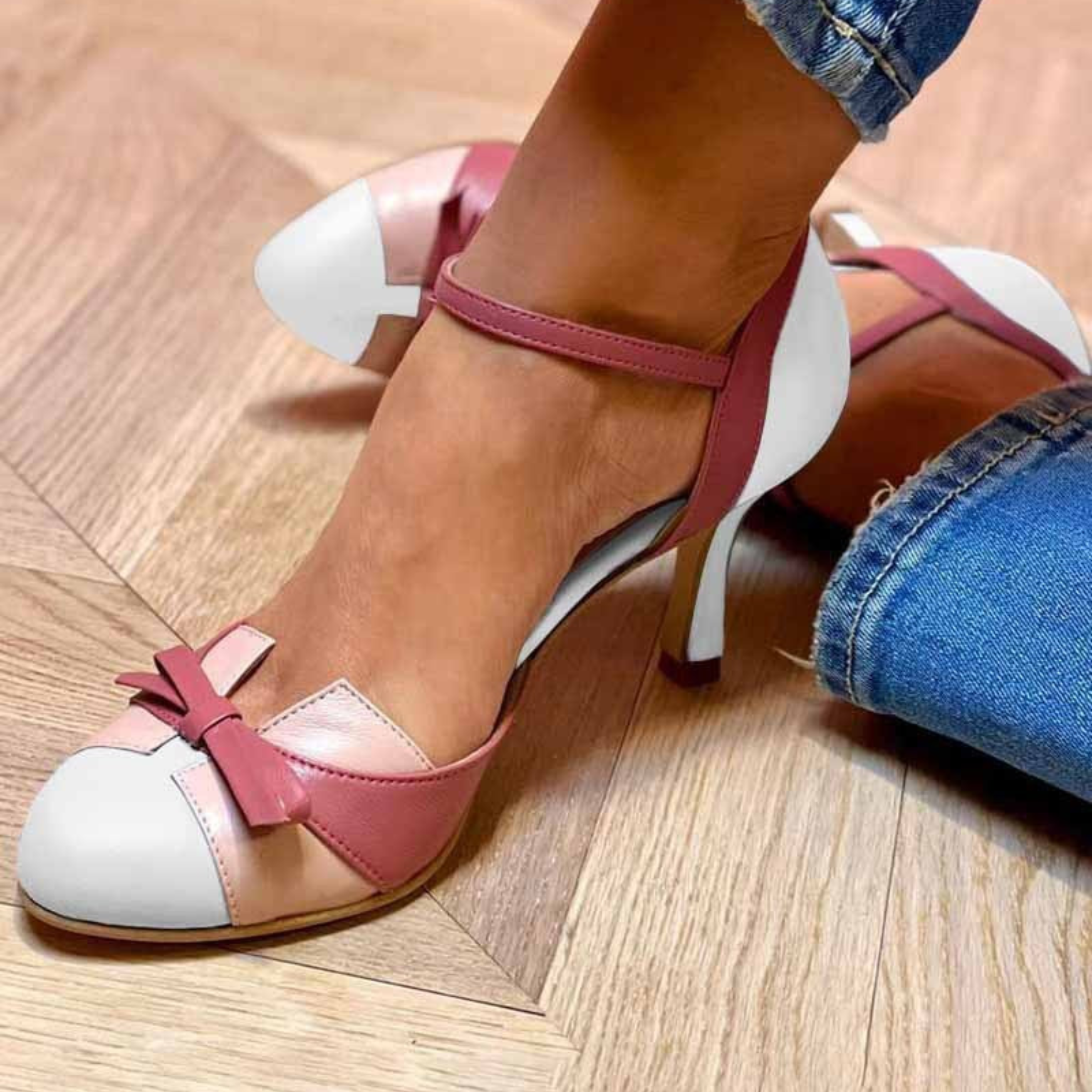 Sandales vintage Vessa de Danoir Paris, en cuir beige avec talons, détails élégants pour femme.