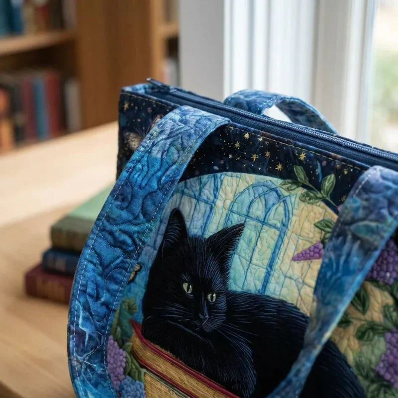 Sac à main artisanal Danoir Paris avec motif de chat noir et livres, en tissu élégant, dimensions 38x35 cm.