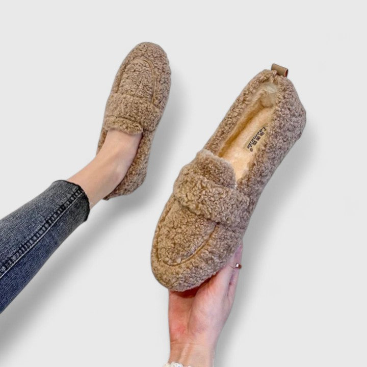 Chaussons chauds beige Danoir Paris pour femmes, design élégant et confortable, parfait pour l'hiver.