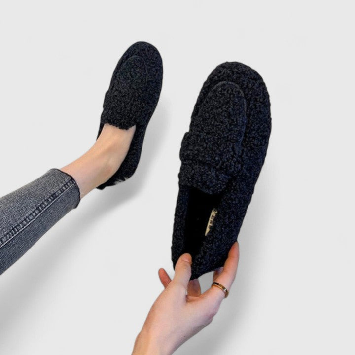 Chaussons chauds Danoir Paris beige avec design élégant, confortables et doux pour le confort à la maison.