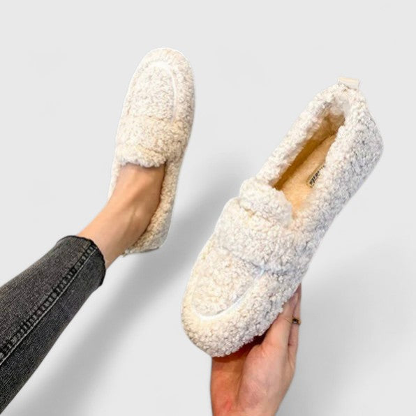 Chaussons chauds Danoir Paris beige, design élégant, confortables, pour femmes, vue de côté avec détail en tissu doux.