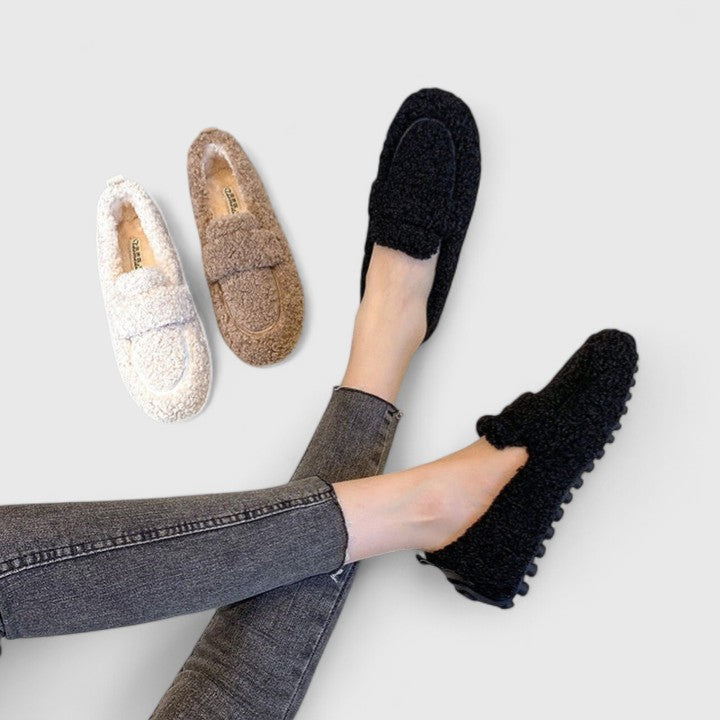 Chaussons chauds Danoir Paris beige, design élégant, confortables pour homme ou femme, en tissu doux et moelleux.