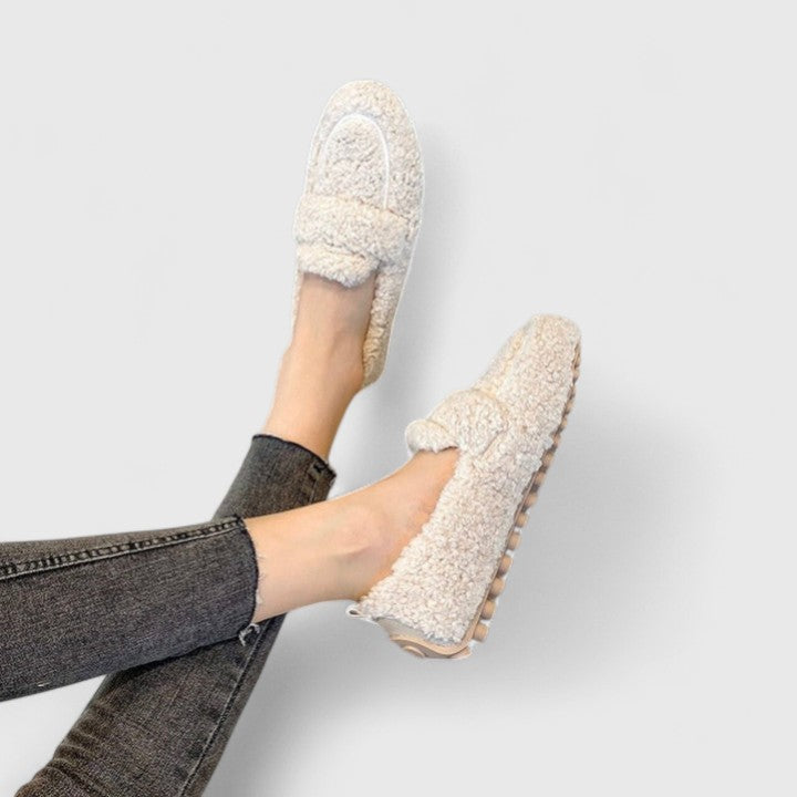 Chaussons chauds Danoir Paris beige en tissu élégant pour femme, confortables et parfaits pour l’hiver.