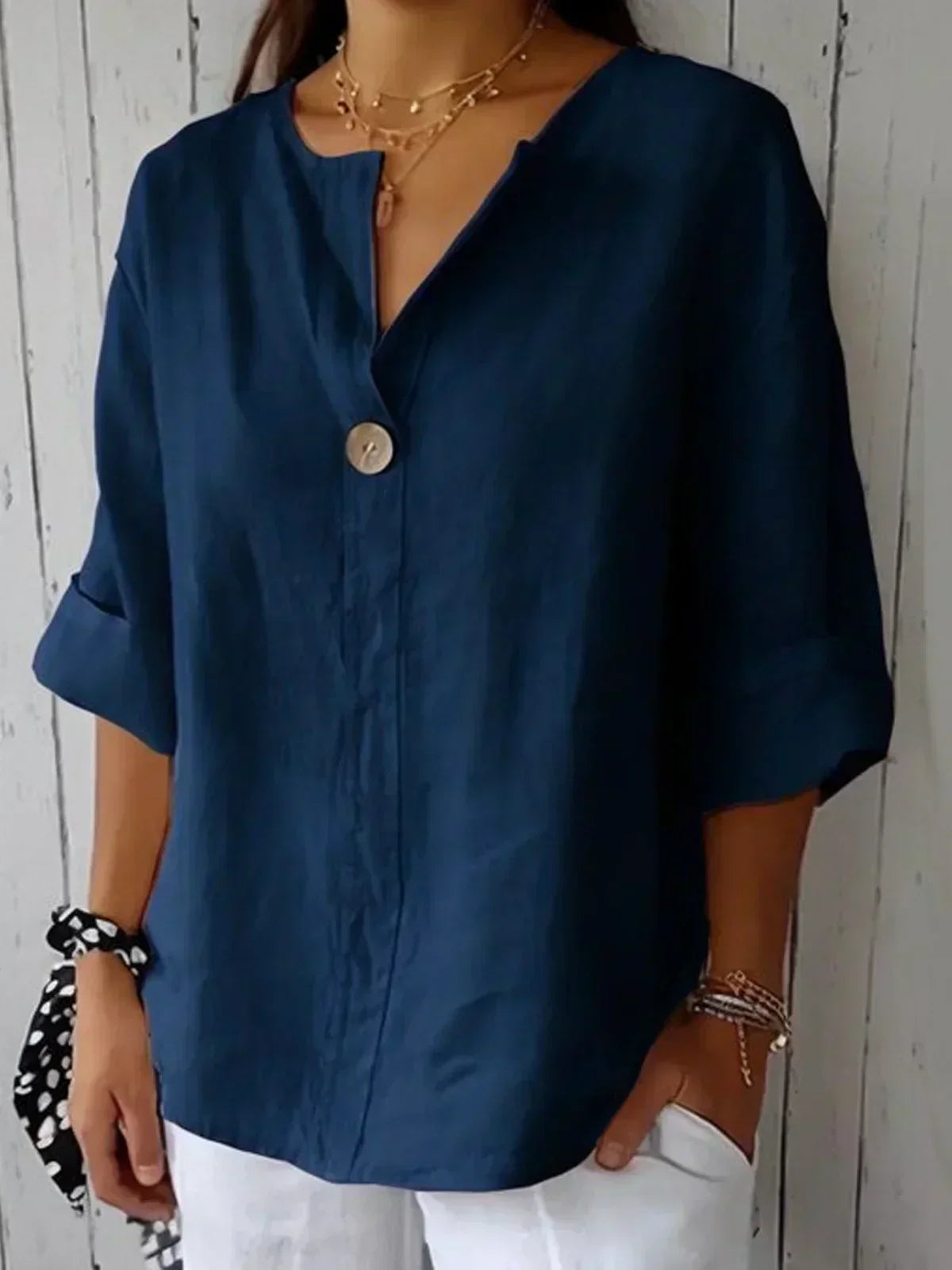 Blouse décontractée élégante Freja de Danoir Paris, tissu léger avec col en V et manches longues, portée avec style.