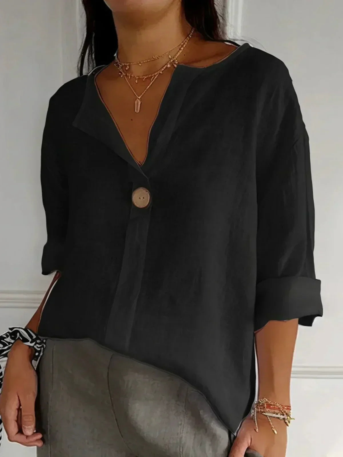 Blouse décontractée élégante Freja de Danoir Paris, tissu fluide, col en V, manches longues, style sophistiqué.