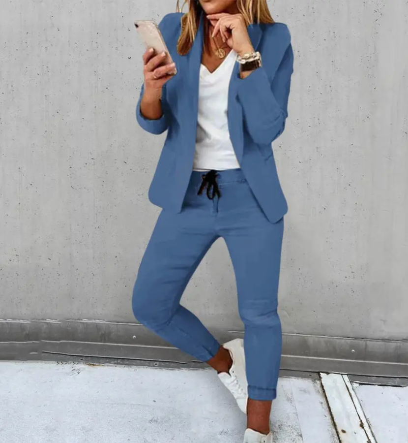 Ensemble chic moderne Bénédicte de Danoir Paris en beige, avec vêtements élégants et tendance, vue en gros plan.