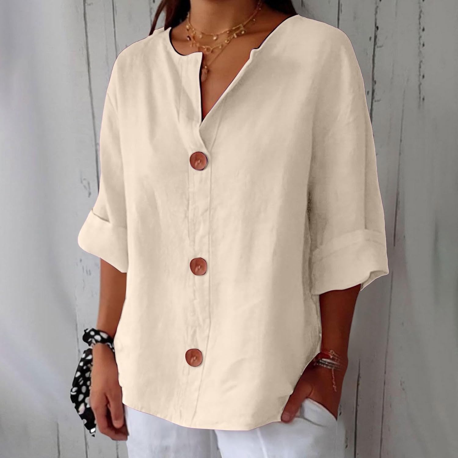 Blouse en lin décontractée Clara de Danoir Paris, tissu léger et confortable, portée détendue, couleur naturelle.