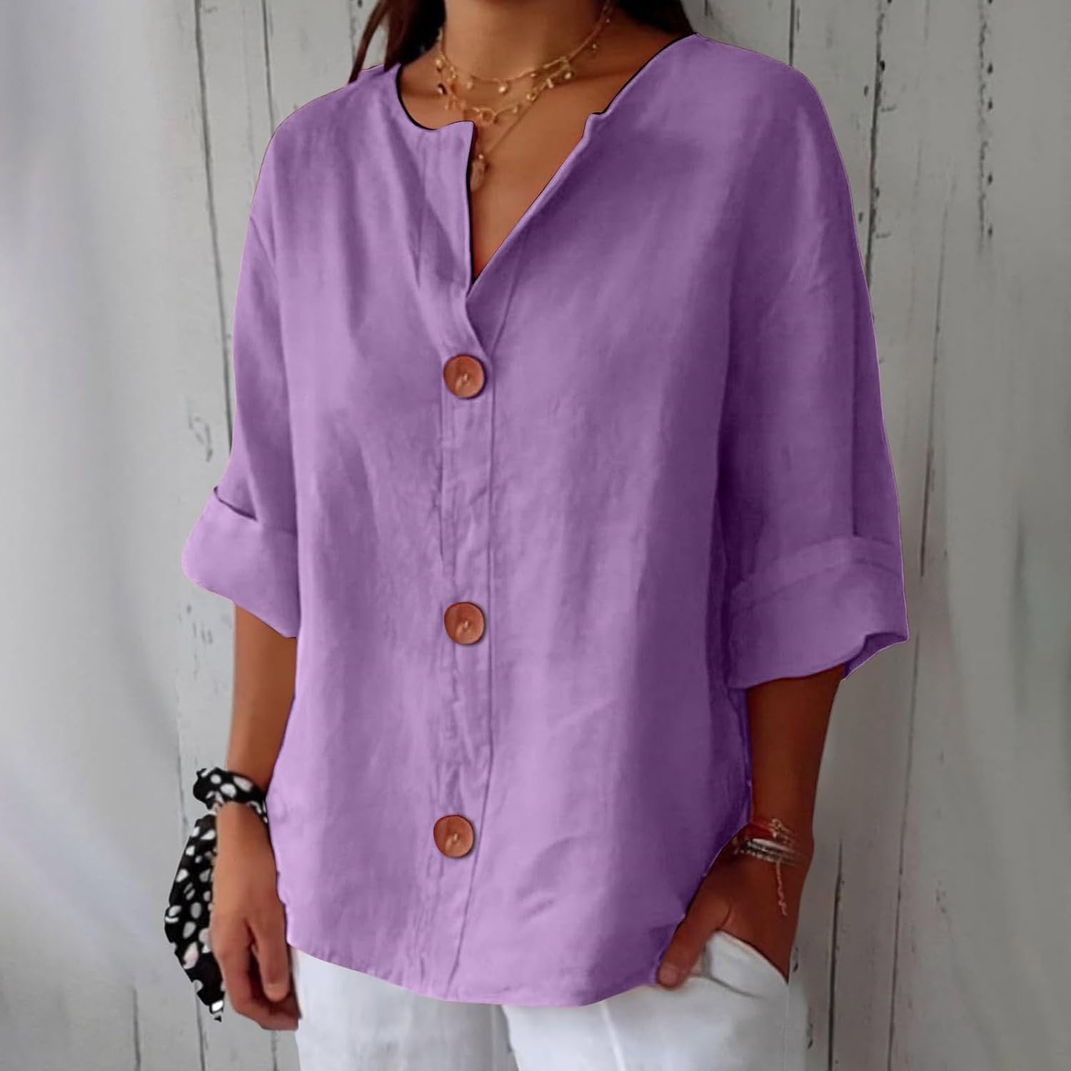 Blouse en lin décontractée Clara de Danoir Paris, tissu léger et fluide, portée avec manches longues et style élégant.