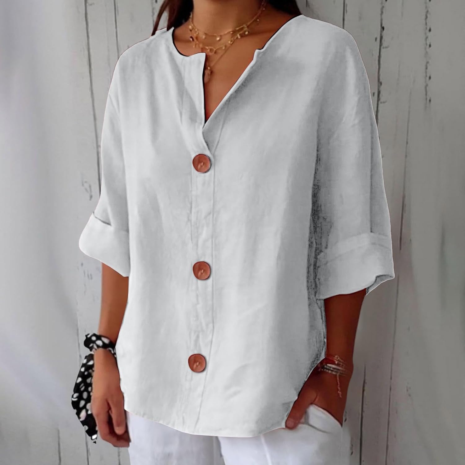 Blouse en lin décontractée Clara de Danoir Paris, tissu léger blanc avec manches longues et col classique, portée élégante.