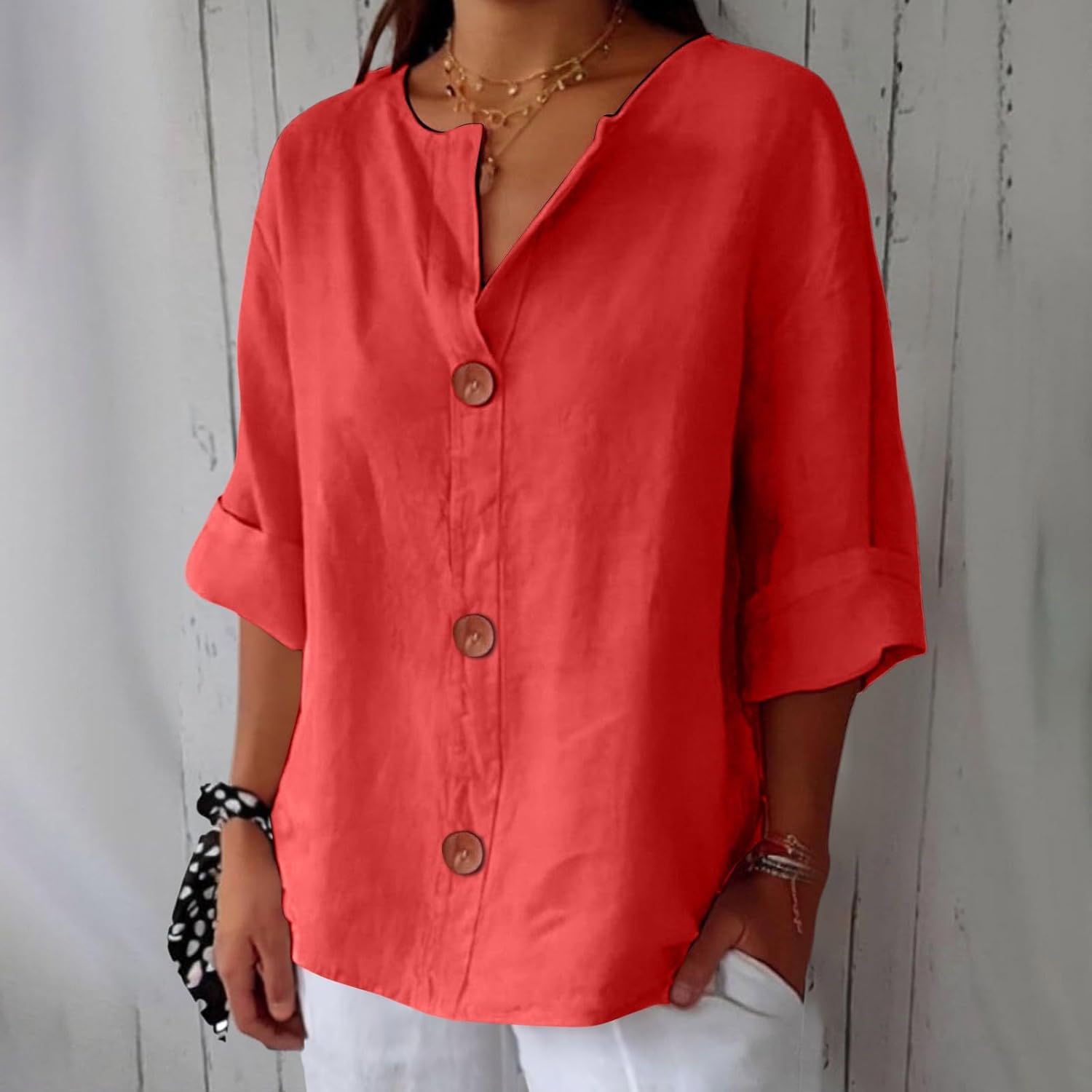 Chemise en lin décontractée Clara de Danoir Paris, blouse légère et confortable, portée avec manches longues et col classique.