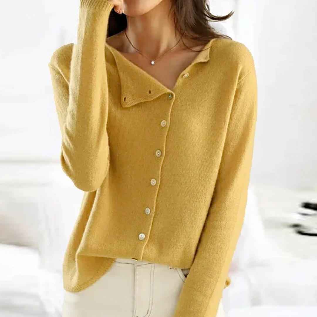 Veste en maille beige Clara de Danoir Paris, élégante et légère, portée sur un fond neutre.