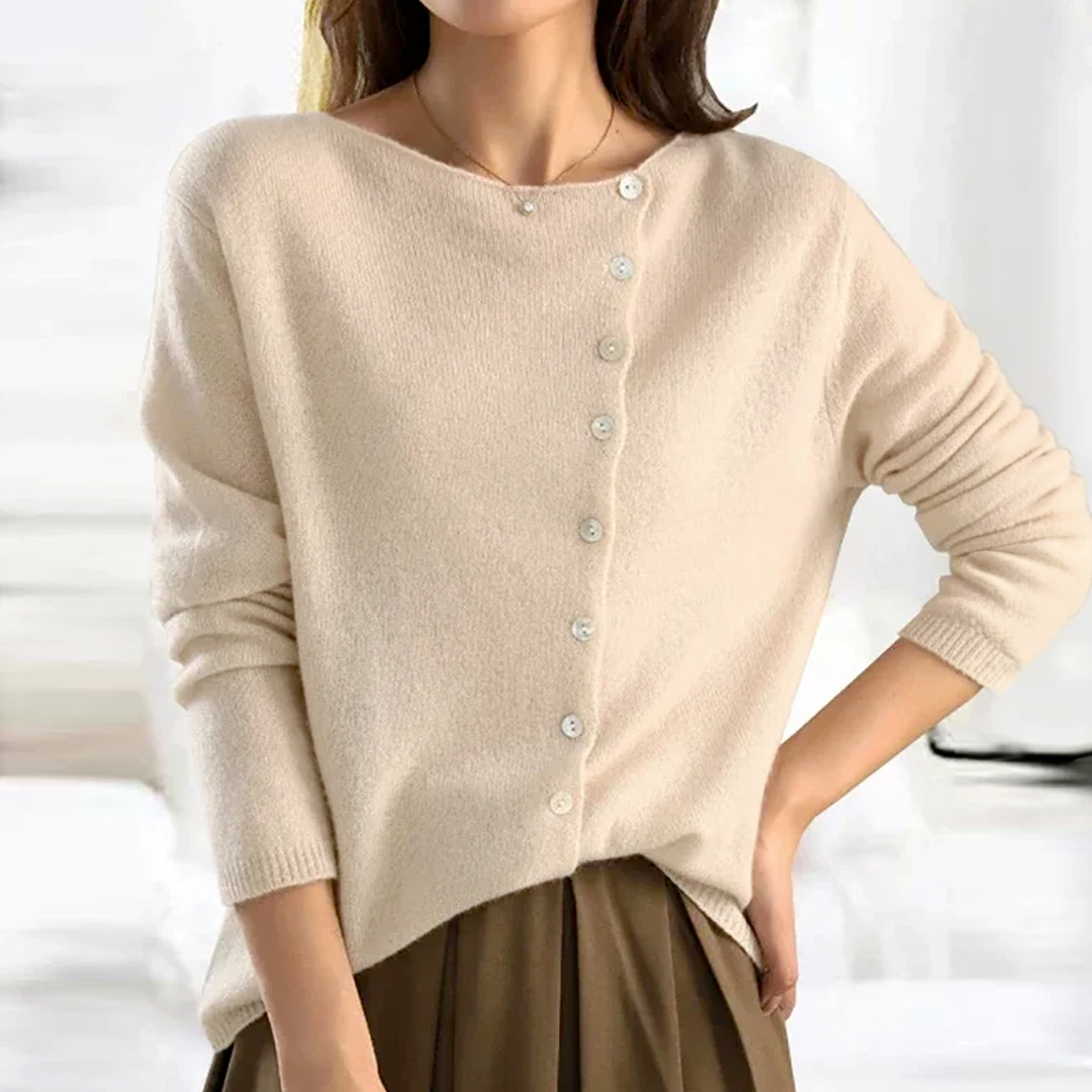 Veste en maille beige Clara de Danoir Paris, élégante et sophistiquée, portée avec manches longues et col rond.