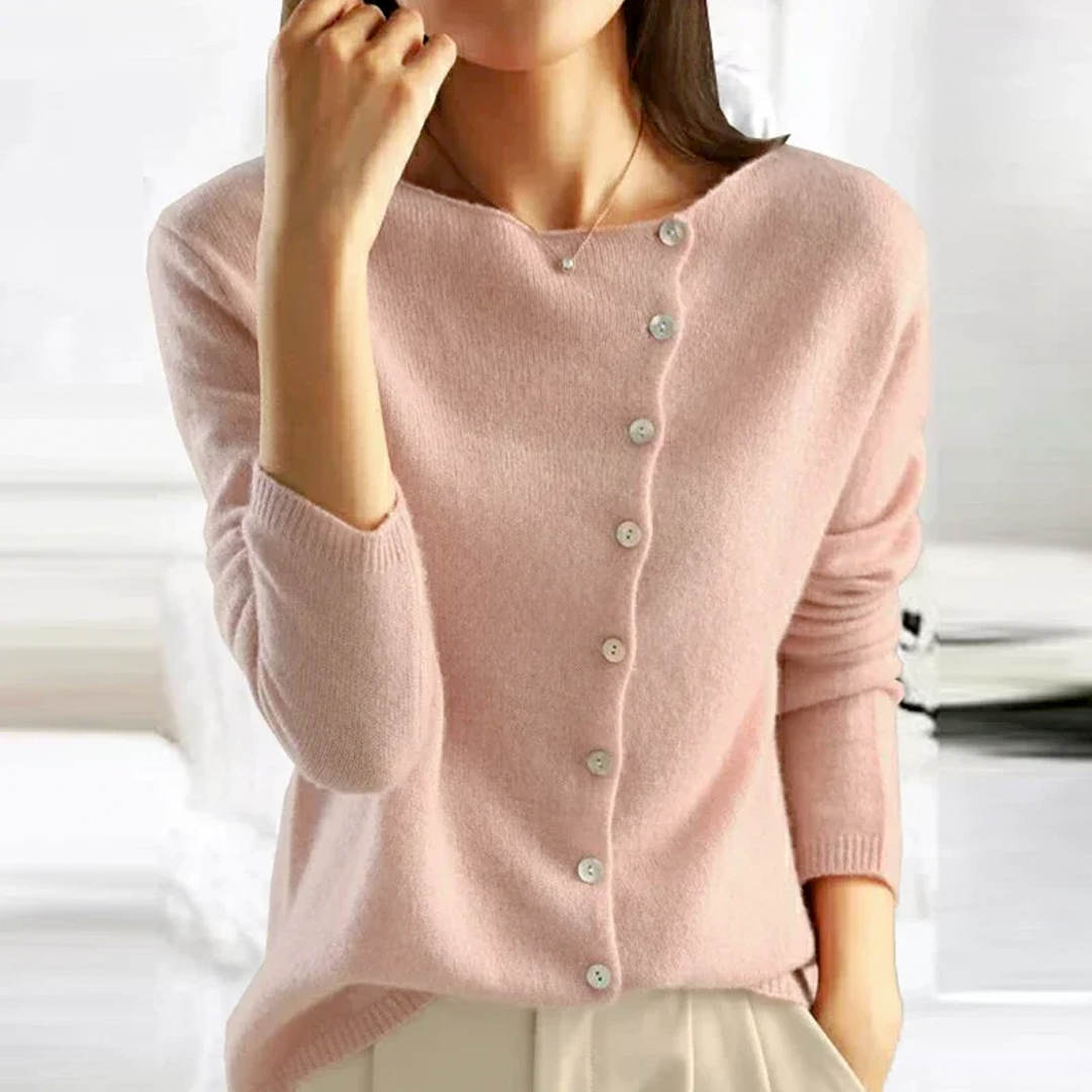 Veste en maille beige Clara de Danoir Paris, élégante et douce, portée sur un fond neutre.