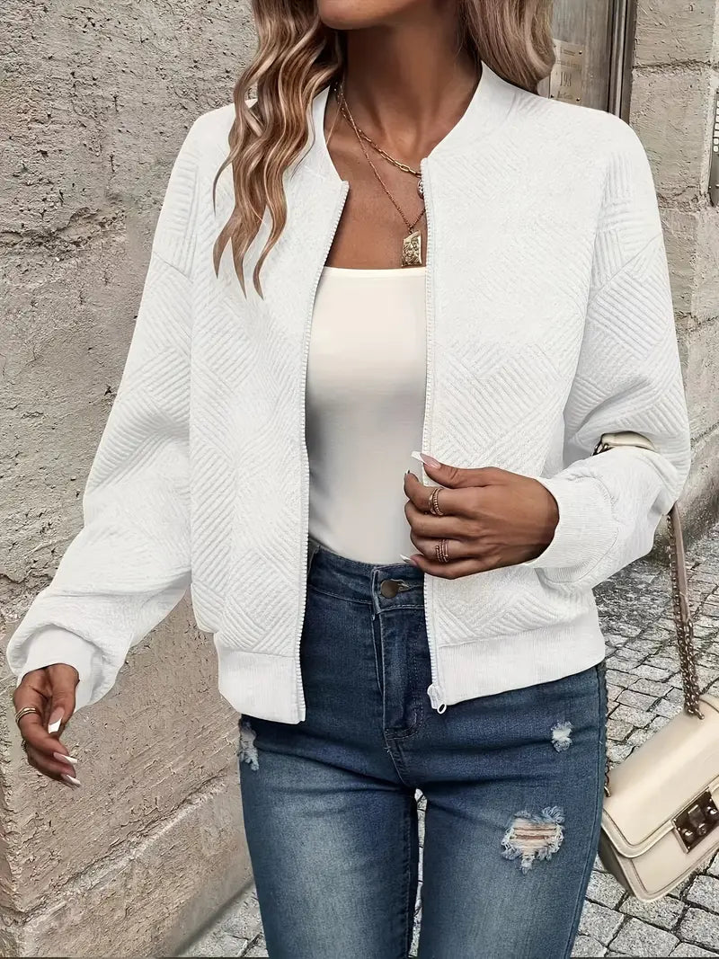 Veste printanière élégante Jennita de Danoir Paris en beige, vue de face, avec détails de la couture et du col.